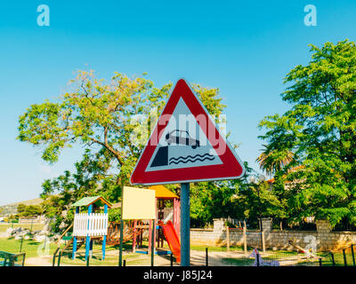 Panneau routier découvrez la promenade ou de la plage. Près de l'aire de jeux en Croatie Banque D'Images