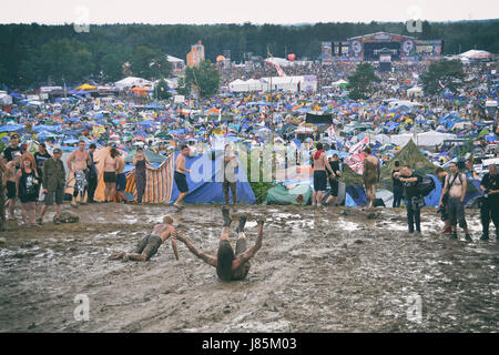KOSTRZYN NAD ODRA, Pologne - 4 août : Festival Willa Arte Woodstock - fans bain dans la boue en camping avant le 4 août 2012 à Nowy Nad Odra, P Banque D'Images