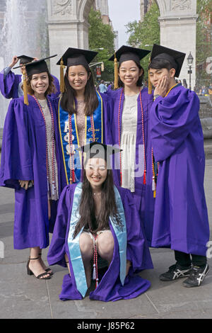 Les diplômés de l'Université de New York posent pour une photo de groupe devant l'arche de Washington Square Park à Greenwich Village, New York City. Banque D'Images