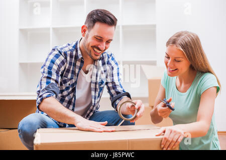 Jeune couple se déplace à leur nouvelle maison. Il est temps pour l'emballage. Banque D'Images