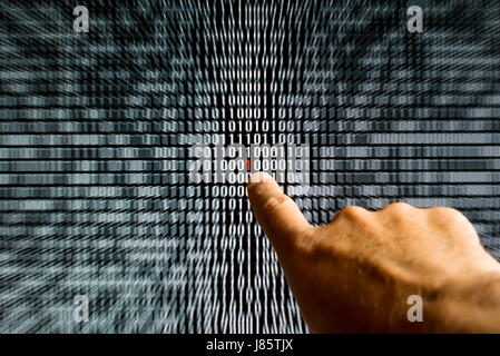 Pointer du doigt un peu rouge trouver un bug d'un code binaire sur un écran Banque D'Images