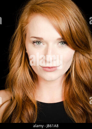 Portrait de femme aux longs cheveux rouges Banque D'Images