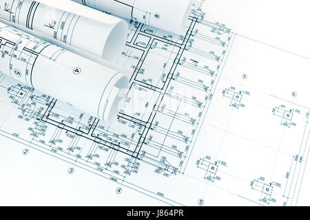 Rouleaux de papier à dessin avec des plans de projet et plans architecturaux sur milieu de designers Banque D'Images