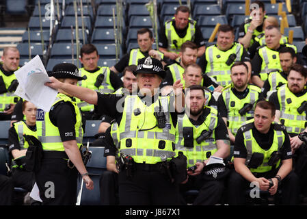 Les policiers sont informés à l'intérieur du stade avant la finale de la Coupe écossais William Hill à Hampden Park, Glasgow. Banque D'Images