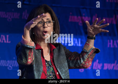 Hay-on-Wye, au Pays de Galles UK, samedi 27 mai 2017 Hay Festival 2017 - écrivain égyptien journlist Ahdaf Soueif et parle de son travail au Hay Festival 2017 Crédit photo Credit : Keith morris/Alamy Live News Banque D'Images