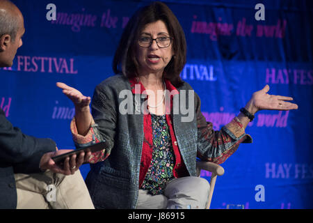 Hay-on-Wye, au Pays de Galles UK, samedi 27 mai 2017 Hay Festival 2017 - écrivain égyptien journlist Ahdaf Soueif et parle de son travail au Hay Festival 2017 Crédit photo Credit : Keith morris/Alamy Live News Banque D'Images