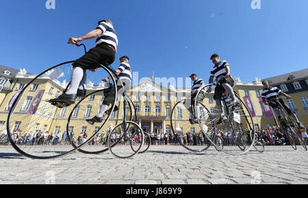 Karlsruhe, Allemagne. 27 mai, 2017. Les membres du club de vélocipède 1880 Prague, République tchèque, vu sur leurs véhicules en face de Karlsruhe Palace à Karlsruhe, Allemagne, 27 mai 2017. C'est l'occasion de la célébration du 200e anniversaire de la location s'est tenue à Karlsruhe sous la devise 'Ganz schoen Drais !' (lit. Jolie Drais, en référence à Karl von Drais, inventeur d'une version de la location). Photo : Uli Deck/dpa/Alamy Live News Banque D'Images