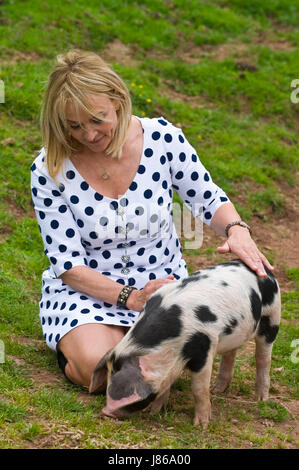 Hay-on-Wye, au Pays de Galles, Royaume-Uni. 27 mai, 2017. Hay Festival 2017. Helen Fielding vainqueur de l'Everyman Wodehouse Bollinger Prize for Fiction Bande Dessinée pour son roman 'Bridget Jones's Baby'. Elle est photographiée avec un des produits locaux Gloucestershire Old Spot Pig au Home Farm, Dorstone, Herefordshire, Angleterre, Royaume-Uni Crédit : Jeff Morgan/Alamy Live News Banque D'Images