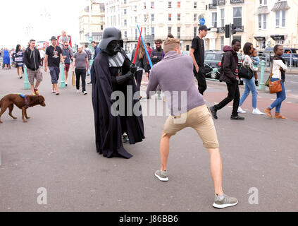 Brighton, UK. 27 mai, 2017. Darth Vader sur le front de mer de Brighton en dépit des conditions météorologiques beaucoup plus aujourd'hui . Quelle différence une journée sur la plage de Brighton que la température a chuté de 10 degrés nearlly et le vent s'est levé après hier étant la journée la plus chaude de l'année Crédit : Simon Dack/Alamy Live News Banque D'Images