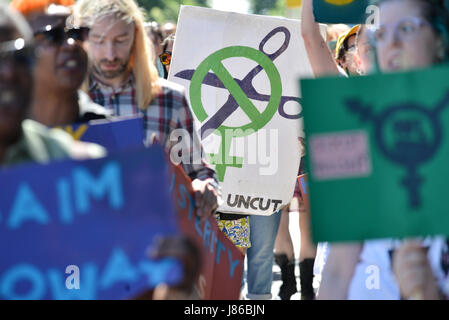 Holloway, Londres, Royaume-Uni. 27 mai 2017. Groupe Uncut sœurs mars et occuper une partie de la prison de Holloway contre les coupures du gouvernement en matière de violence conjugale des services. Crédit : Matthieu Chattle/Alamy Live News Banque D'Images