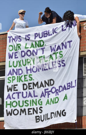 Holloway, Londres, Royaume-Uni. 27 mai 2017. Groupe Uncut sœurs mars et occuper une partie de la prison de Holloway contre les coupures du gouvernement en matière de violence conjugale des services. Crédit : Matthieu Chattle/Alamy Live News Banque D'Images