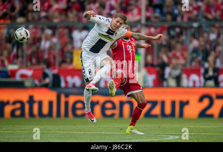 Joueur de Munich Arturo Vidal (R) et l'Freibrug Mike Frantz rivalisent pour la balle au cours de la Bundesliga allemande match de foot entre FC Bayern Munich et SC Freiburg à l'Allianz Arena de Munich, Allemagne, 20 mai 2017. - Pas de service de fil - Photo : Thomas Eisenhuth/dpa-Zentralbild/ZB Banque D'Images