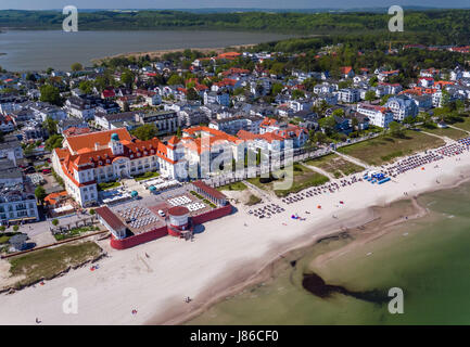 Binz, Allemagne. 18 mai, 2017. Les plus de 100 ans maison thermale avec son parc attenant et de la promenade du bord de mer peut être vu de Binz, Allemagne, 18 mai 2017. Aujourd'hui, l'hôtel, ouvert le 3 juillet 1908, message d'accueil est les vacanciers. Pour plus de 30 millions d'euros le 'Groupe' de Travel Charme Berlin rénové la maison thermale Binz. Il a été rouvert en tant que cinq étoiles depuis décembre 2001. Vue aérienne prise avec un drone. Photo : Jens Büttner/dpa-Zentralbild/ZB/dpa/Alamy Live News Banque D'Images