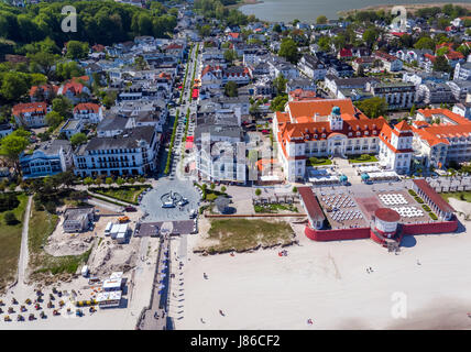 Binz, Allemagne. 18 mai, 2017. Les plus de 100 ans maison thermale avec son parc attenant et de la promenade du bord de mer peut être vu de Binz, Allemagne, 18 mai 2017. Aujourd'hui, l'hôtel, ouvert le 3 juillet 1908, message d'accueil est les vacanciers. Pour plus de 30 millions d'euros le 'Groupe' de Travel Charme Berlin rénové la maison thermale Binz. Il a été rouvert en tant que cinq étoiles depuis décembre 2001. Vue aérienne prise avec un drone. Photo : Jens Büttner/dpa-Zentralbild/ZB/dpa/Alamy Live News Banque D'Images