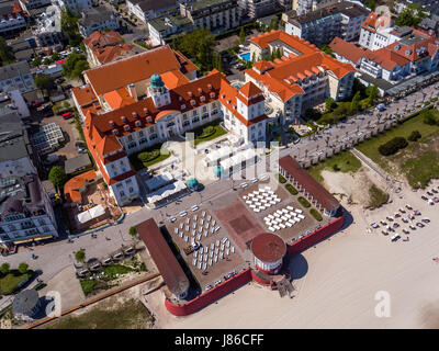 Binz, Allemagne. 18 mai, 2017. Les plus de 100 ans maison thermale avec son parc attenant et de la promenade du bord de mer peut être vu de Binz, Allemagne, 18 mai 2017. Aujourd'hui, l'hôtel, ouvert le 3 juillet 1908, message d'accueil est les vacanciers. Pour plus de 30 millions d'euros le 'Groupe' de Travel Charme Berlin rénové la maison thermale Binz. Il a été rouvert en tant que cinq étoiles depuis décembre 2001. Vue aérienne prise avec un drone. Photo : Jens Büttner/dpa-Zentralbild/ZB/dpa/Alamy Live News Banque D'Images