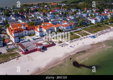 Binz, Allemagne. 18 mai, 2017. Les plus de 100 ans maison thermale avec son parc attenant et de la promenade du bord de mer peut être vu de Binz, Allemagne, 18 mai 2017. Aujourd'hui, l'hôtel, ouvert le 3 juillet 1908, message d'accueil est les vacanciers. Pour plus de 30 millions d'euros le 'Groupe' de Travel Charme Berlin rénové la maison thermale Binz. Il a été rouvert en tant que cinq étoiles depuis décembre 2001. Vue aérienne prise avec un drone. Photo : Jens Büttner/dpa-Zentralbild/ZB/dpa/Alamy Live News Banque D'Images