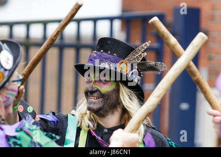 Chippenham,UK. 27 mai, 2017. Danseurs de la frontière de la Couvée Guichet Morris du village de St Michael's Manor Hotel - dans le Hertfordshire sont représentés comme ils effectuent le jour de l'ouverture de la 2017 Chippenham Folk Festival.Le festival se déroule sur 4 jours et est considéré comme l'un des meilleurs festivals de musique folk dans le pays. Credit : lynchpics/Alamy Live News Banque D'Images