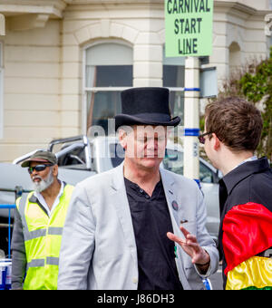 Eastbourne, East Sussex, Royaume-Uni. 27 mai, 2017. Député local Stephen LLoyd rejoint des milliers bordent les rues pour profiter de la Journée carnaval de banque peut prendre place dans la magnifique ville balnéaire de Eastbourne, East Sussex Crédit : Alan Fraser/Alamy Live News Banque D'Images