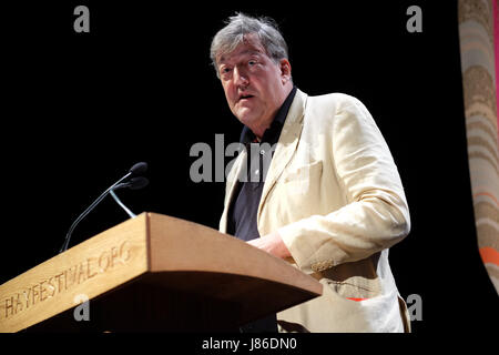 Hay Festival 2017 - Hay-on-Wye, au Pays de Galles, UK - Samedi 27 mai 2017 - Stephen Fry se lit la première lettre pour commencer ce ans Lettres spectacle live au Hay Festival - le Hay Festival fête son 30e anniversaire en 2017 - Steven Mai / Alamy Live News Banque D'Images