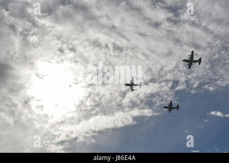 Buenos Aires, Argentine - 27 mai 2017 : Trois Lockheed C-130 Hercules de l'Armée de l'air Argentine au cours des célébrations du 207e anniversaire de la Révolution de mai à Buenos Aires. Banque D'Images