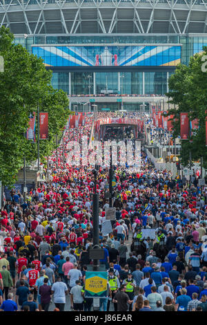 Londres, Royaume-Uni. 27 mai, 2017. La position de l'stdium Wembley le bas chemin - Chelsea et Arsenal fans arrivent à Stadioum Wembley pour la finale de la coupe d'Angleterre. Londres 27 mai 2017. Crédit : Guy Bell/Alamy Live News Banque D'Images