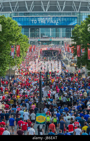 Londres, Royaume-Uni. 27 mai, 2017. La position de l'stdium Wembley le bas chemin - Chelsea et Arsenal fans arrivent à Stadioum Wembley pour la finale de la coupe d'Angleterre. Londres 27 mai 2017. Crédit : Guy Bell/Alamy Live News Banque D'Images