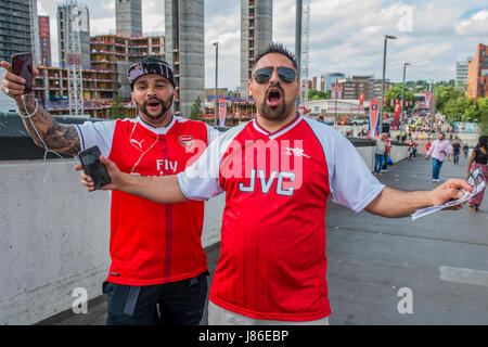 Londres, Royaume-Uni. 27 mai, 2017. Chelsea et Arsenal fans arrivent à Stadioum Wembley pour la finale de la coupe d'Angleterre. Londres 27 mai 2017. Crédit : Guy Bell/Alamy Live News Banque D'Images
