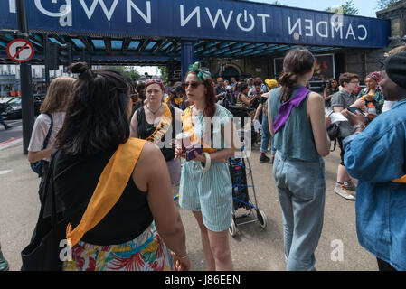 Londres, Royaume-Uni. 27 mai 2017. Le nord de Londres Soeurs Uncut rencontrez at Camden Road station pour leur élection générale 'rally' dans une protestation contre les budgets conservateurs qui ont réduit l'appui pour les refuges pour victimes de violence domestique. Après mon départ qu'ils ont marché jusqu'à maintenant désaffectée Holloway Prison, occupant l'ancien centre de visiteurs. L'intention de tenir une semaine d'ateliers sur le bien-être des femmes, de la légitime défense des droits juridiques et il n'y avant de partir. Ils disent que l'ancienne prison des femmes est un terrain public et devraient être utilisés pour le bien public et non pas vendu pour construire plus de maisons. Peter Marshall/Alamy Live News Banque D'Images