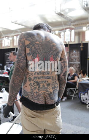 Alexandra Palace, au nord de Londres, au Royaume-Uni. 29 juin 2017. Le Great British Tattoo Show ce week-end férié avec traditionnel, contemporain et des centres de loisirs. Le spectacle a reçu des centaines de passionnés d'encre avec plus de 300 artistes de tatouage , shopping, spectacles musicaux et des barbiers afin que chacun puisse en profiter. Credit : Enrique Guadiz/Alamy Live News Banque D'Images