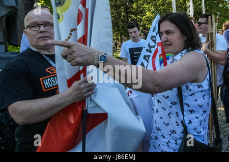 Gdansk, Pologne. 27 mai, 2017. Anna Kolakowska est vu le 27 mai 2017 à Gdansk, Pologne quelques milliers de personnes ont participé à la Marche pour l'égalité des droits pour les personnes LGBT. Douzaine d'extrême-droite, les fascistes, et de Droit et Justice (PiS) politicaian Anna Kolakowska perturbé partisans anti-gay mars crier des slogans. Intervenied la police, au moins une personne a été arrêtée. Credit : Michal Fludra/Alamy Live News Banque D'Images