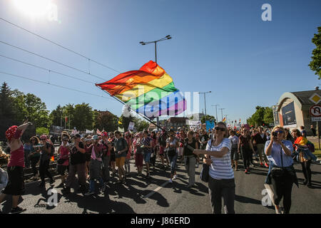 Gdansk, Pologne. 27 mai, 2017. Marche pour l'égalité les participants sont vus le 27 mai 2017 à Gdansk, Pologne quelques milliers de personnes ont participé à la Marche pour l'égalité des droits pour les personnes LGBT. Douzaine d'extrême-droite, les fascistes, et de Droit et Justice (PiS) politicaian Anna Kolakowska perturbé partisans anti-gay mars crier des slogans. Intervenied la police, au moins une personne a été arrêtée. Credit : Michal Fludra/Alamy Live News Banque D'Images