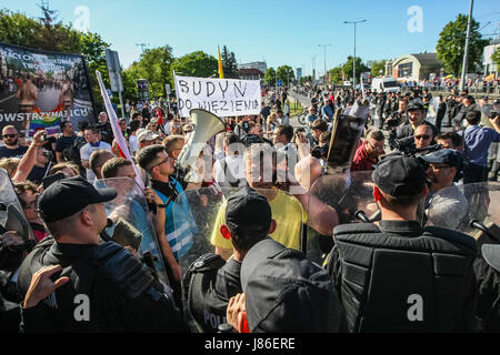 Gdansk, Pologne. 27 mai, 2017. Des militants d'extrême-droite avec des slogans anti-gay sont vus le 27 mai 2017 à Gdansk, Pologne quelques milliers de personnes ont participé à la Marche pour l'égalité des droits pour les personnes LGBT. Douzaine d'extrême-droite, les fascistes, et de Droit et Justice (PiS) politicaian Anna Kolakowska perturbé partisans anti-gay mars crier des slogans. Intervenied la police, au moins une personne a été arrêtée. Credit : Michal Fludra/Alamy Live News Banque D'Images