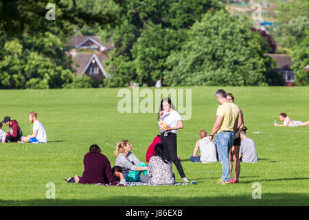 Abington, Northampton, Royaume-Uni 27 Mai 2017. Météo. Des groupes de personnes assises autour de profiter de l'après-midi ensoleillé dans le chaud Abington Park. Credit : Keith J Smith./Alamy Live News Banque D'Images