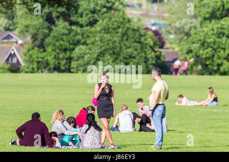 Abington, Northampton, Royaume-Uni 27 Mai 2017. Météo. Des groupes de personnes assises autour de profiter de l'après-midi ensoleillé dans le chaud Abington Park. Credit : Keith J Smith./Alamy Live News Banque D'Images