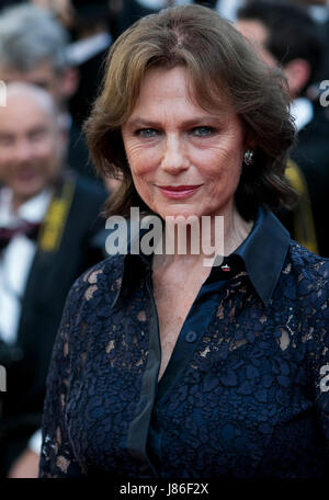 Cannes, France. 27 mai, 2017. Jacqueline Bisset arrive pour la première du film 'Basé sur une histoire vraie' annuel lors de la 70e édition du Festival de Cannes au Palais des Festivals de Cannes, France, le 27 mai 2017. - Pas de service de fil - Photo : Hubert Boesl/dpa/Alamy Live News Banque D'Images