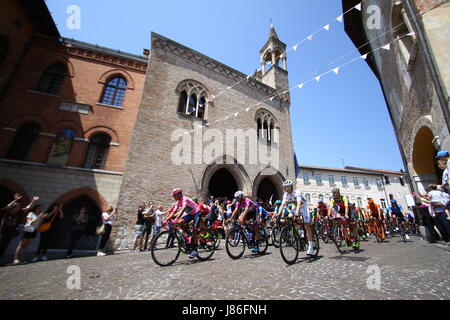 Pordenone, Italie. 27 mai, 2017. Le pack le début de au cours de la 20e étape du 100e Tour d'Italie, Tour d'Italie, course cycliste de San Candido à Piancavallo le 27 mai, 2017. Credit : Andrea Spinelli/Alamy Live News Banque D'Images