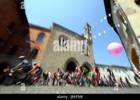 Pordenone, Italie. 27 mai, 2017. Le pack le début de au cours de la 20e étape du 100e Tour d'Italie, Tour d'Italie, course cycliste de San Candido à Piancavallo le 27 mai, 2017. Credit : Andrea Spinelli/Alamy Live News Banque D'Images