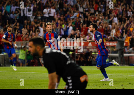 Lionel Andrés Messi (10) joueur du FC Barcelone célèbre l (1,0) après avoir marqué le but de son équipe. Copa del Rey entre FC Barcelone vs Deportivo Alaves au stade Vicente Calderon à Madrid, Espagne, le 27 mai 2017 . Banque D'Images