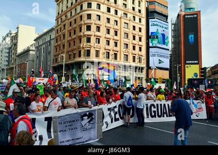 Madrid, Espagne. 27 mai, 2017. Des milliers de personnes se retrouvent à Madrid pour protester contre l'insécurité de l'emploi, le chômage et la détérioration du tissu social de la santé et l'éducation. Les manifestants, de toute l'Espagne, dans une région très chaude après-midi. Credit : M.Ramirez / Alamy Live News Banque D'Images