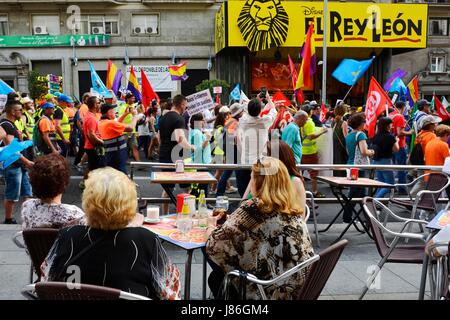 Madrid, Espagne. 27 mai, 2017. Des milliers de personnes se retrouvent à Madrid pour protester contre l'insécurité de l'emploi, le chômage et la détérioration du tissu social de la santé et l'éducation. Les manifestants, de toute l'Espagne, dans une région très chaude après-midi. Credit : M.Ramirez / Alamy Live News Banque D'Images