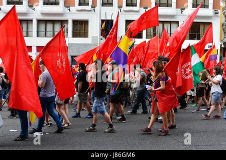 Madrid, Espagne. 27 mai, 2017. Des milliers de personnes se retrouvent à Madrid pour protester contre l'insécurité de l'emploi, le chômage et la détérioration du tissu social de la santé et l'éducation. Les manifestants, de toute l'Espagne, dans une région très chaude après-midi. Credit : M.Ramirez / Alamy Live News Banque D'Images