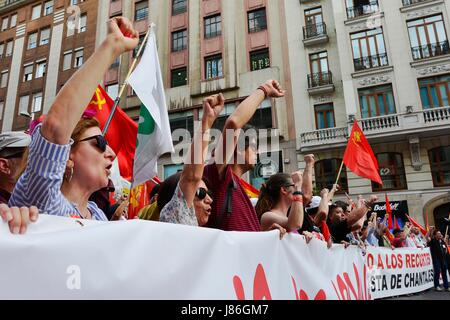 Madrid, Espagne. 27 mai, 2017. Des milliers de personnes se retrouvent à Madrid pour protester contre l'insécurité de l'emploi, le chômage et la détérioration du tissu social de la santé et l'éducation. Les manifestants, de toute l'Espagne, dans une région très chaude après-midi. Credit : M.Ramirez / Alamy Live News Banque D'Images