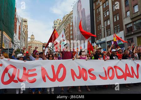 Madrid, Espagne. 27 mai, 2017. Des milliers de personnes se retrouvent à Madrid pour protester contre l'insécurité de l'emploi, le chômage et la détérioration du tissu social de la santé et l'éducation. Les manifestants, de toute l'Espagne, dans une région très chaude après-midi. Credit : M.Ramirez / Alamy Live News Banque D'Images