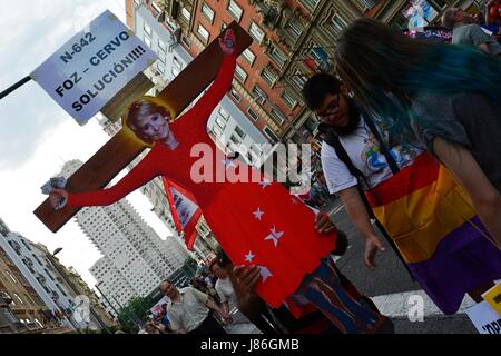 Madrid, Espagne. 27 mai, 2017. Des milliers de personnes se retrouvent à Madrid pour protester contre l'insécurité de l'emploi, le chômage et la détérioration du tissu social de la santé et l'éducation. Les manifestants, de toute l'Espagne, dans une région très chaude après-midi. Credit : M.Ramirez / Alamy Live News Banque D'Images