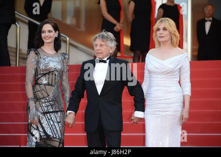 Cannes, France. 27 mai, 2017. (L-R) Eva Green, directeur Roman Polanski et Emmanuelle Seigner assister à la "basé sur une histoire vraie' le dépistage au cours de la 70e assemblée annuelle du Festival du Film de Cannes au Palais des Festivals le 27 mai 2017 à Cannes, France. Credit : Frederick Injimbert/ZUMA/Alamy Fil Live News Banque D'Images