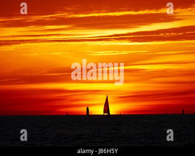 Saint-Malo, France. 27 mai, 2017. Voilier passant devant le soleil couchant. Credit : Cécile Marion/Alamy Live News Banque D'Images