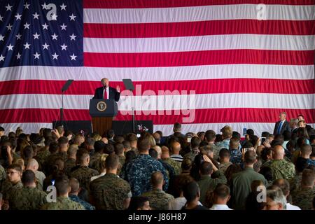 Le Président américain Donald Trump porte sur les membres du service lors d'une escale à la base aéronavale de Sigonella, avant de retourner à la maison de ses neuf jours de voyage outre-mer 27 Mai 2017 à Sigonella, en Italie. Banque D'Images