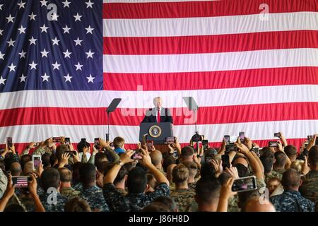 Le Président américain Donald Trump porte sur les membres du service lors d'une escale à la base aéronavale de Sigonella, avant de retourner à la maison de ses neuf jours de voyage outre-mer 27 Mai 2017 à Sigonella, en Italie. Banque D'Images