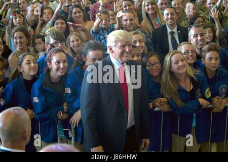 Donald Trump américaine pose pour une photo avec la classe de 8e année de Sigonella Middle School lors d'une escale à la base aéronavale de Sigonella, avant de retourner à la maison de ses neuf jours de voyage outre-mer 27 Mai 2017 à Sigonella, en Italie. Banque D'Images