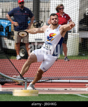 Austin, TX, USA. 27 mai, 2017. Kansas' Mitchell cooper jette au cours de la discus compétition à la NCAA 2017 Installations d'athlétisme en préliminaire de l'Ouest à l'Université du Texas Mike A. Myers Stadium à Austin, TX. John Glaser/CSM/Alamy Live News Banque D'Images